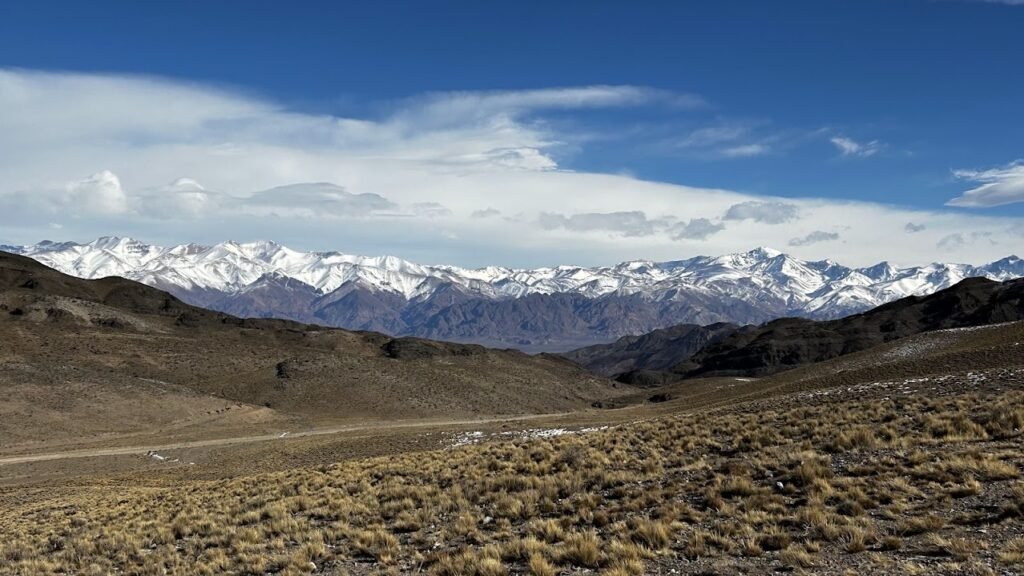 Passeios em Mendoza - um dia em alta montanha - Cordilheira majestosamente se exibindo em vários pontos do percurso