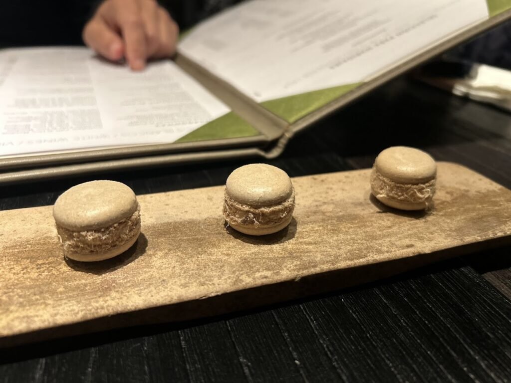 Mais de 10 opções de restaurantes em Mendoza - Azafrán - entradinha de macaron com recheio à base de carne de cordeiro. DIVINO! 