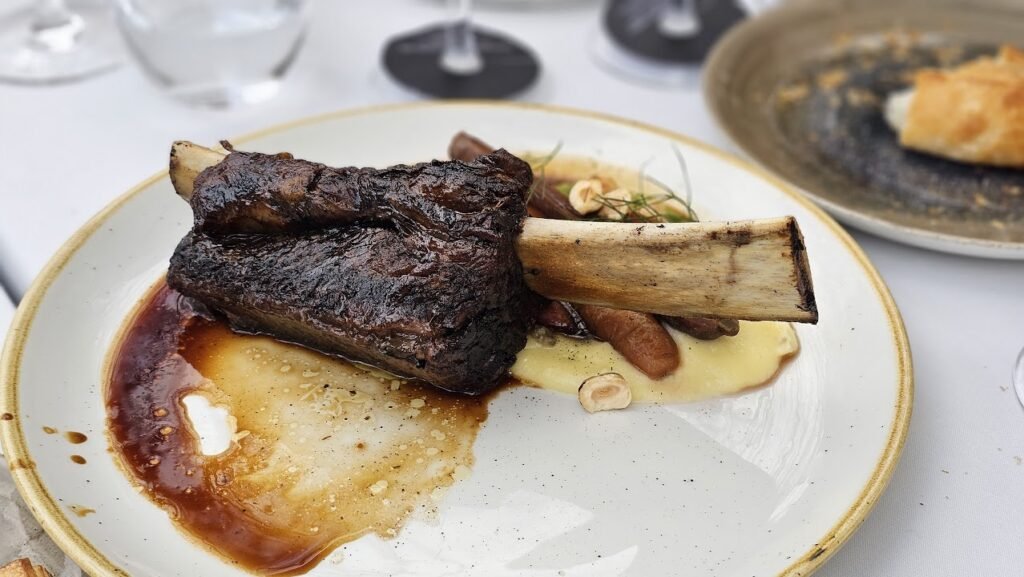 Vinícola em Mendoza: Casa Vigil.
A costela é uma das opções do menu da Casa Vigil e vem d-e-s-m-a-n-c-h-a-n-d-o!