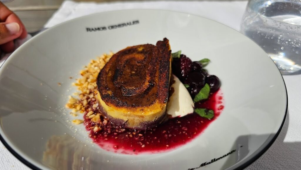 Vinícola em Mendoza: Kaiken. Sobremesa da Kaiken: pionono de doce de leite com frutas vermelhas e marcarpone!