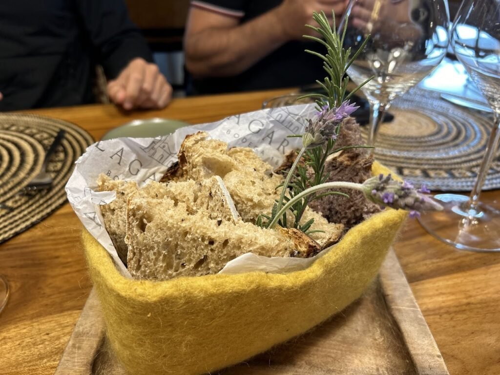 Vinícola em Mendoza: Lagarde.
Cesta de pães de fermentação natural servido como couvert na Lagarde. Capricho em todos os detalhes!