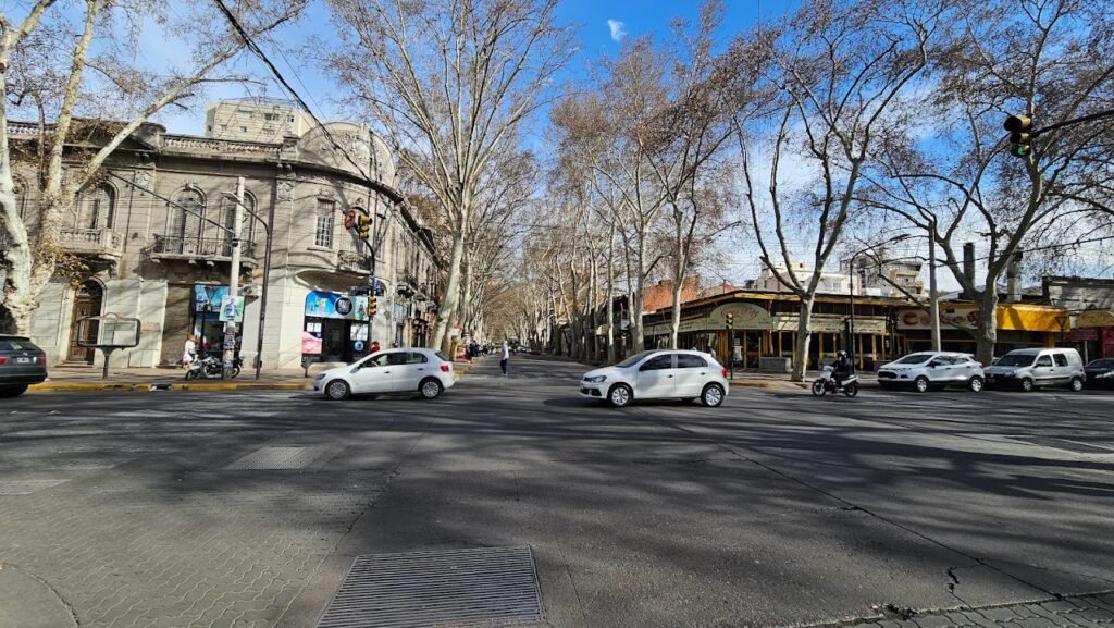 O que fazer em mendoza - Avenida Las Heras - com suas majestosas árvores. Ótimo local para compras e também passear pela cidade!