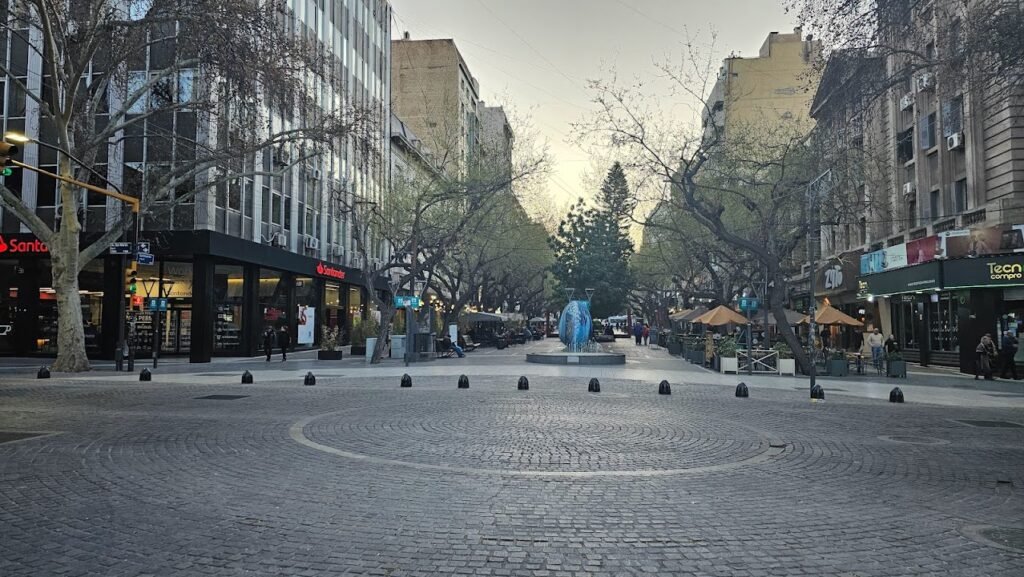 O que fazer em Mendoza - Passeio Peatonal Sarmiento - várias opções de restaurantes, cafés e gelatos.