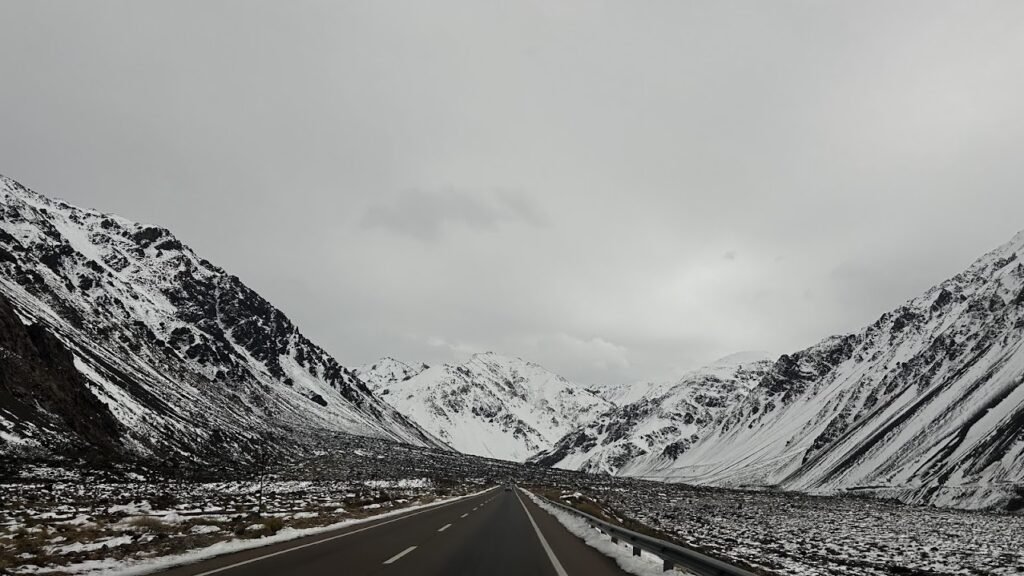 Passeios em Mendoza - Na estrada de acesso para o Parque Aconcágua a paisagem já fica bem branquinha (no inverno)!