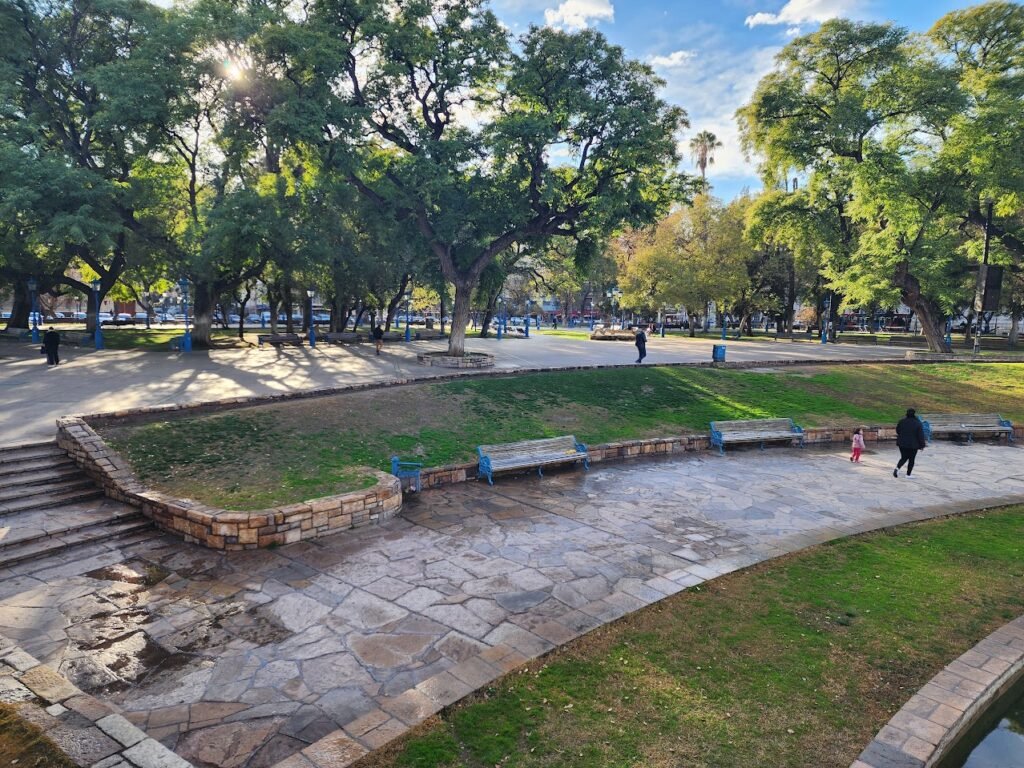 O que fazer em mendoza - Lindas árvores na Plaza Independencia