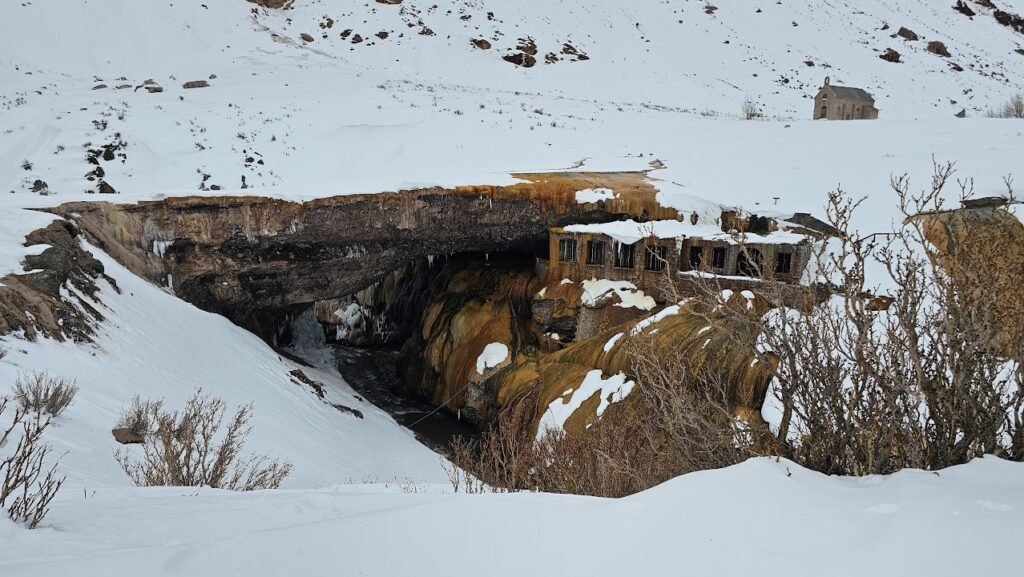 Passeios em Mendoza - Puente del Inca parcialmente descoberta pela ação da água termal que flui em seu entorno.