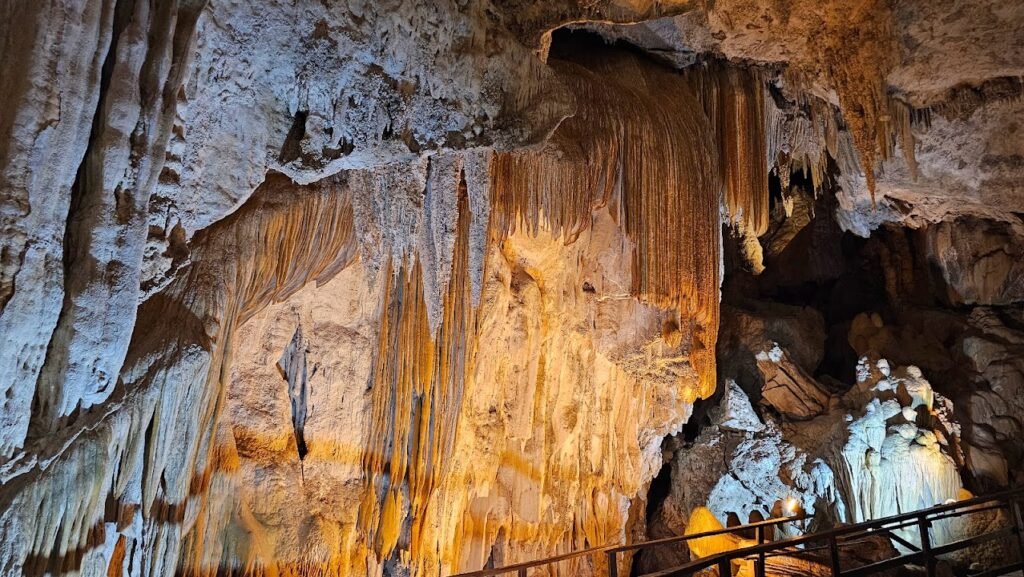 Railay Beach - Diamond Cave - estactites no interior da caverna.