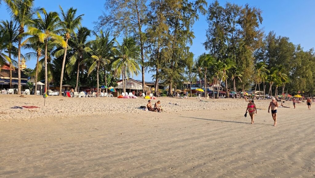 4 Praias em Phuket, na Tailândia. Kamala Beach, com ótimo espaço de areia, muitas palmeiras e ambiente calmo para curtir o dia.