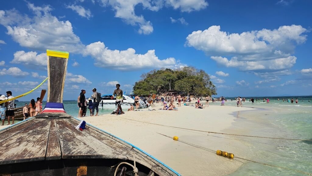 Railay Beach - Atracando em Thale Waek, uma das paradas do passeio de barco