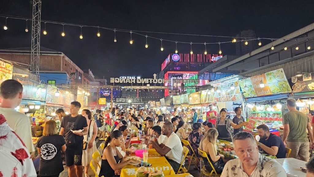 4 Praias em Phuket, na Tailândia: Patong Beach, a principal praia de Phuket, à noite.