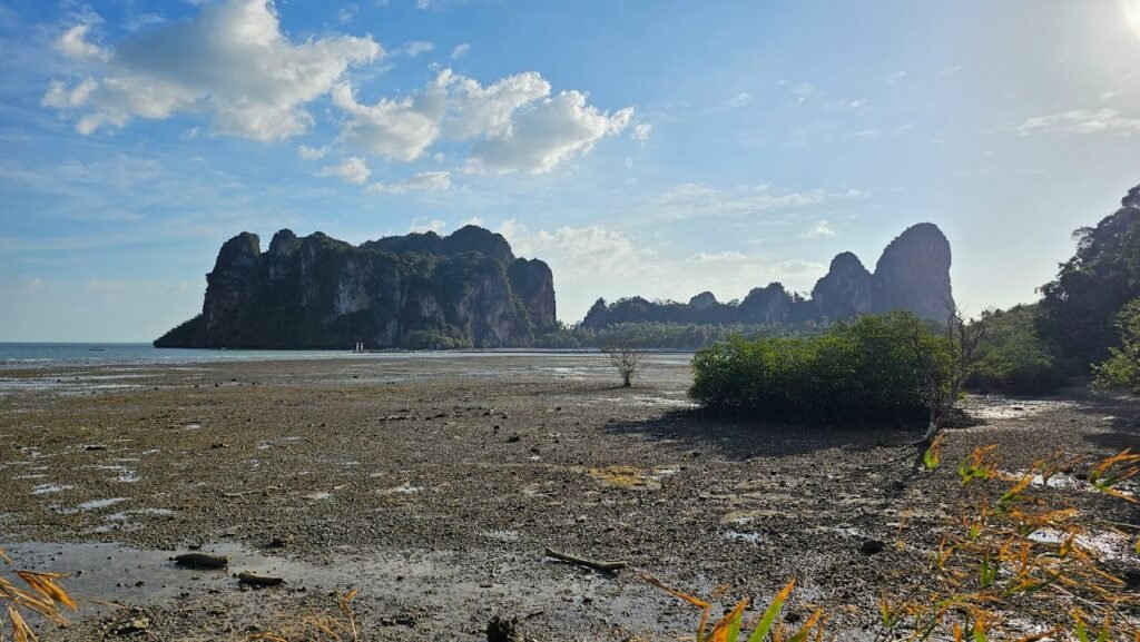 Railay Beach - Railay East - maré baixa no lado leste da ilha